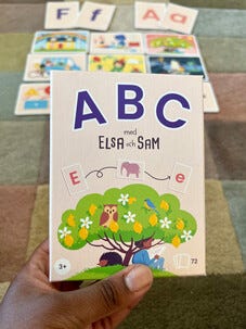 ABC-kirjainpeli, jossa Elsa ja Sam, yli 3-vuotiaille