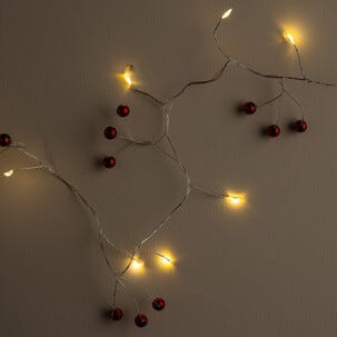 LED-lyslenke med røde bær Northlight 2 m batteridrevet