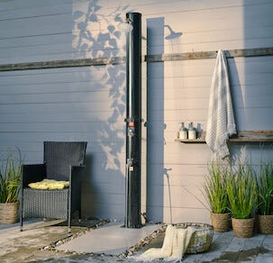 Soloppvarmet utedusj med fotdusj, 35 liter