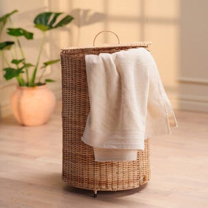 Tvättkorg i flätad rotting