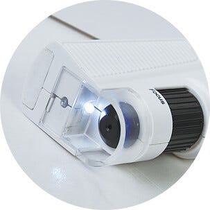 Bärbart mikroskop med LED och UV, 80-150x förstoring