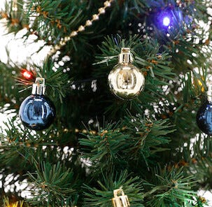 Pöytäkuusi 60 cm, värilliset LED-valot ja koristeita