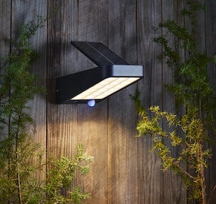 Solcellelampe med bevegelsessensor