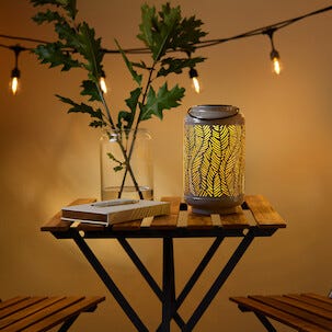 Solcellelykt i metall, beige og gull, utendørs, 25 cm