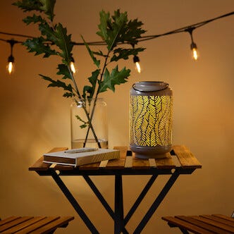 Solcellelykt i metall, beige og gull, utendørs, 25 cm