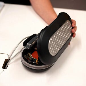 Masterlock portabel säkerhetsbox med kodlås och vajer