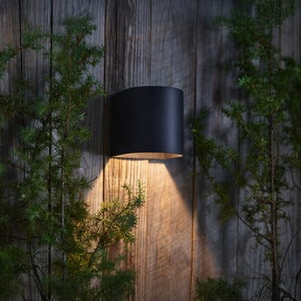 Northlight rund fasadebelysning med solcellepanel