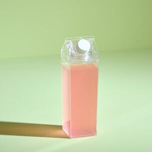 Maitopurkki muovia, muovipullo kierrekorkilla