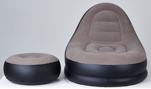 Oppblåsbar stol med puff