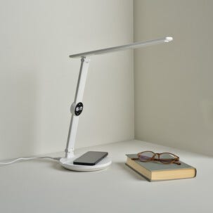Skrivbordslampa med trådlös Qi-laddning