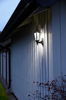 Seinävalaisin, jossa aurinkokenno ja liiketunnistin