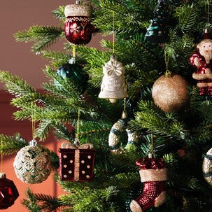 Juletrepynt i plast, røde, grønne og gullfargede, 81-pakning