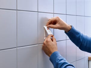 Itsekiinnittyvä koukku Tesa, valkoinen