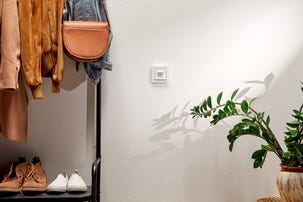 Schneider Wiser Exxact rörelsevakt med dimmer