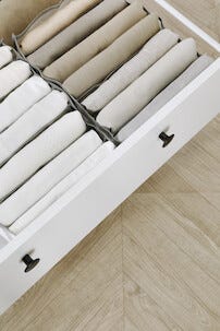 Laatikonjakaja farkuille, paidoille, alusvaatteille tai puseroille