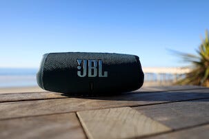 JBL Charge 5 Bluetooth-høyttaler, svart, vannbestandig
