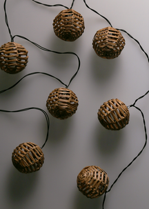 Solcelledrevet utelysslynge med kuler i kunstrotting, 2,3 m