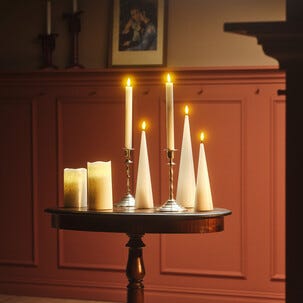 Pöytäkynttilä LED lepattava liekki, valkoinen kartio, sisäkäyttöön