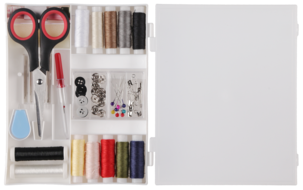 Sysett med saks og sytråd