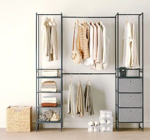 Vaateteline, jossa hyllyt ja laatikot