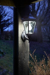 Seinävalaisin, jossa aurinkokenno ja liiketunnistin