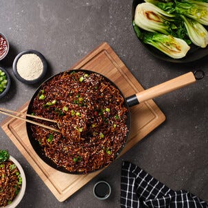 Wokpannu hiiliterästä, tasainen pohja, 28 cm