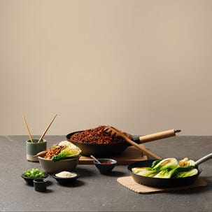 Wokpanne i karbonstål med flat bunn, 28 cm