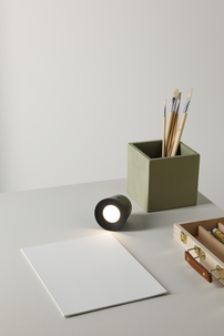 Laddningsbar vägglampa med klämma och magnetfäste