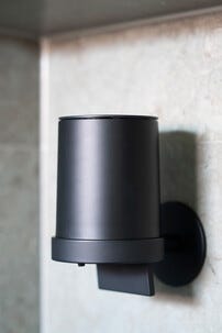 Smedbo DOT självhäftande tvåldispenser, vägghängd tvålpump