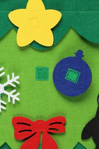 Julgran i filt med 24 dekorationer