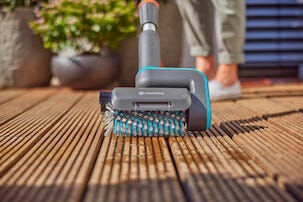 Gardena AquaBrush Set 18 V batteridrevet terrassevasker