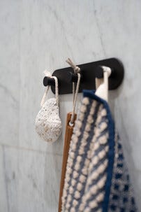 Smedbo DOT Pyyhekoukku tarrakiinnitys, kolmoiskoukku