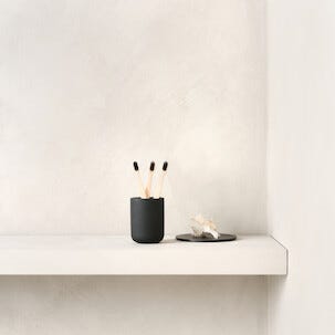 Hammasharjamuki kivitavaraa, musta