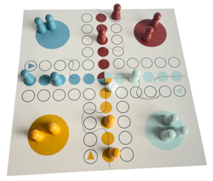 Fia med knuff i trä, från 6 år