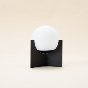Jack oppladbar bordlampe i metall, svart/hvit, Northlight