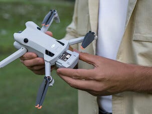 DJI Mini 4 Pro Fly More Combo med DJI RC2, minidronesett