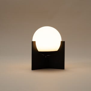 Jack oppladbar bordlampe i metall, svart/hvit, Northlight