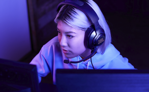 JBL Quantum 400 gaming headset med RGB, surround och DTS