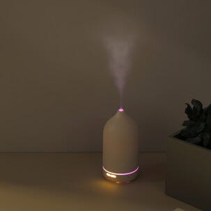 Sähkökäyttöinen diffuuseri, jossa valaistus