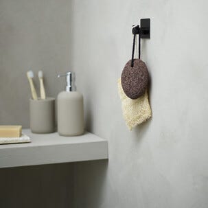 Enkel selvheftende baderomskrok med 2 pigger, svart