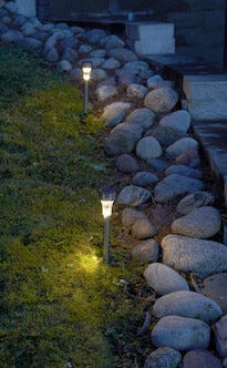 Kolme koristeellista aurinkokennovalaisinta