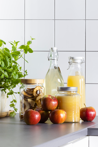 Lasipullo, jossa korkki