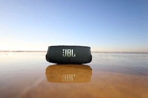 JBL Charge 5 Bluetooth-høyttaler, svart, vannbestandig