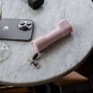 Plegium Smart försvarsspray med personlarm och app 5-i-1