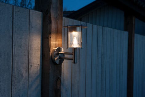 Seinävalaisin, jossa aurinkokenno, Bright