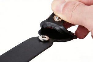 Anmiki Airtag-holder lærimitasjon, svart