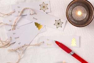 Etiketter med snöre