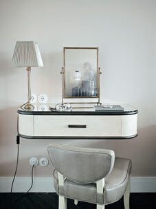 Hager serie 1930 1-vägs infällt vägguttag med ram, porslin