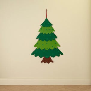 Julgran i filt med 24 dekorationer