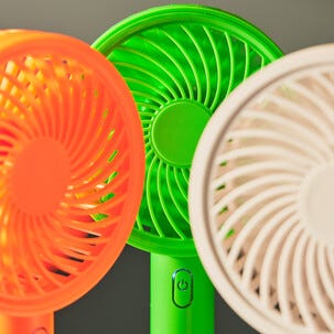 Håndvifte med USB og bordstativ